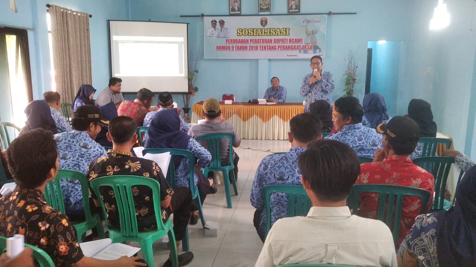 Sosialisasi diakhiri dengan penyampaian pesan dan kesan dari sdri. Ita Kasi Pemerintahan Desa Tawun yang pernah menjadi peserta ujian Perangkat Desa maupun Panitia Ujian Perangkat Desa.